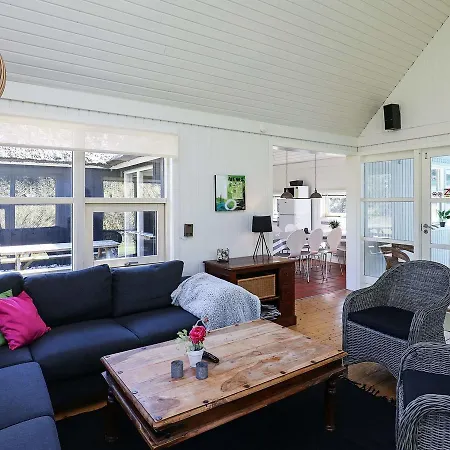 Four-bedroom Holiday In 38 *