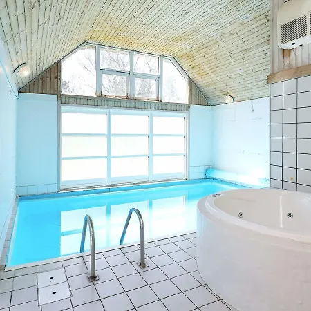 Four-bedroom Holiday In 38 * ブラーバンド